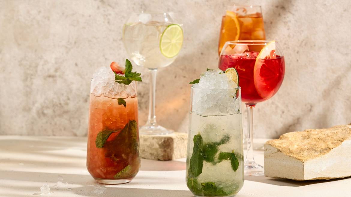 Which Summer Signature Cocktails Pair Well with Warm‑Weather Menus?