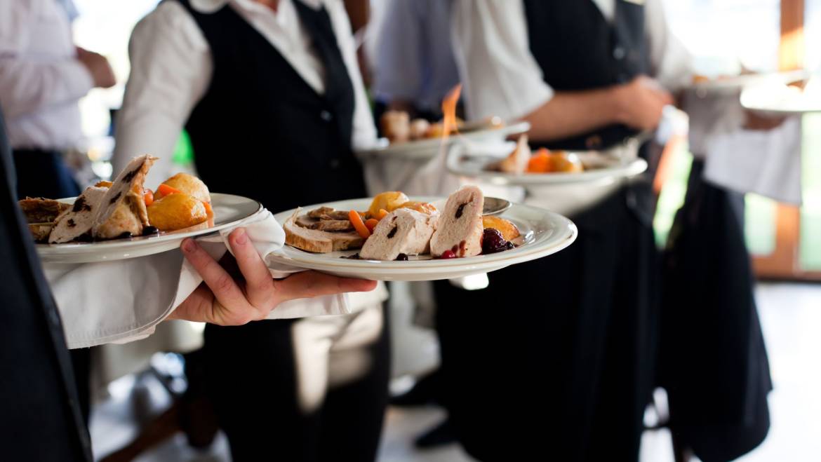 Should You Choose a Buffet, Plated Dinner, or Stations for Your Fall Wedding?