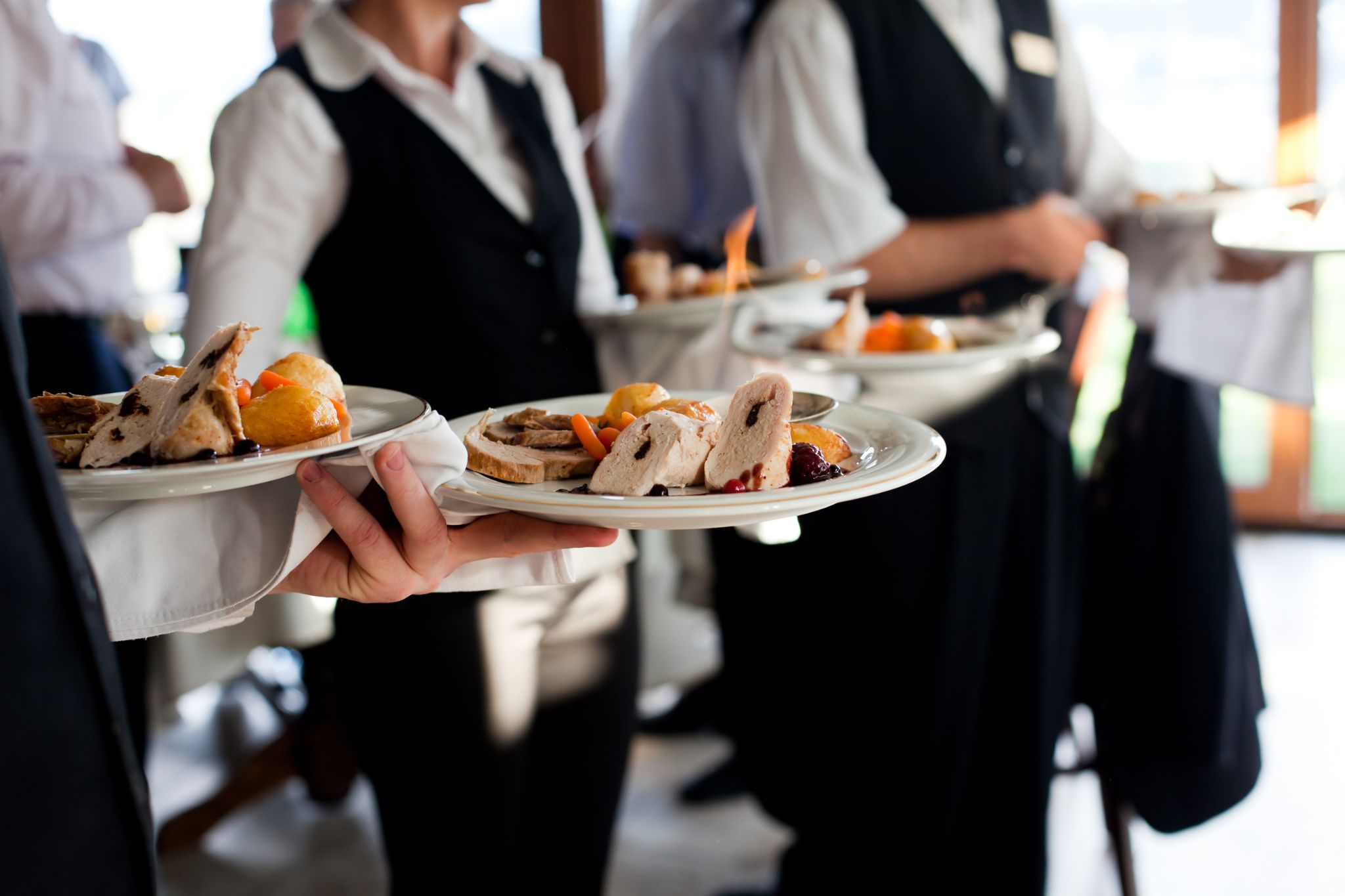 Should You Choose a Buffet, Plated Dinner, or Stations for Your Fall Wedding?